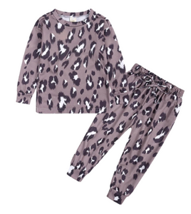 233 ($40) Leopard lounge set