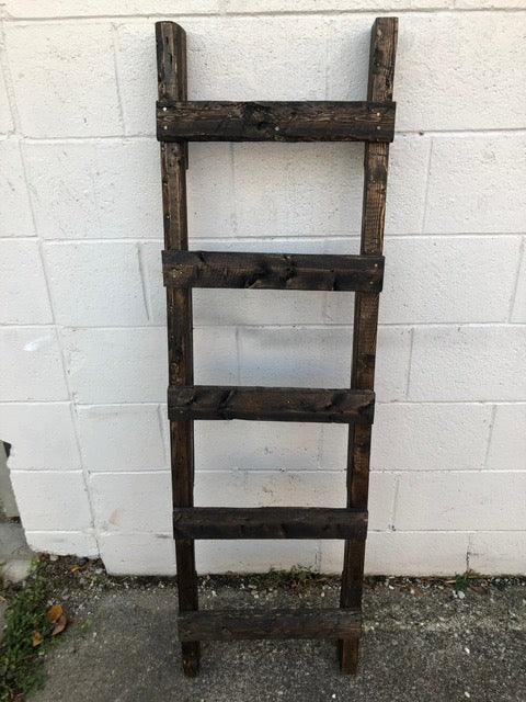 206 ($40) Ladder – 4 1/2 ft Décor