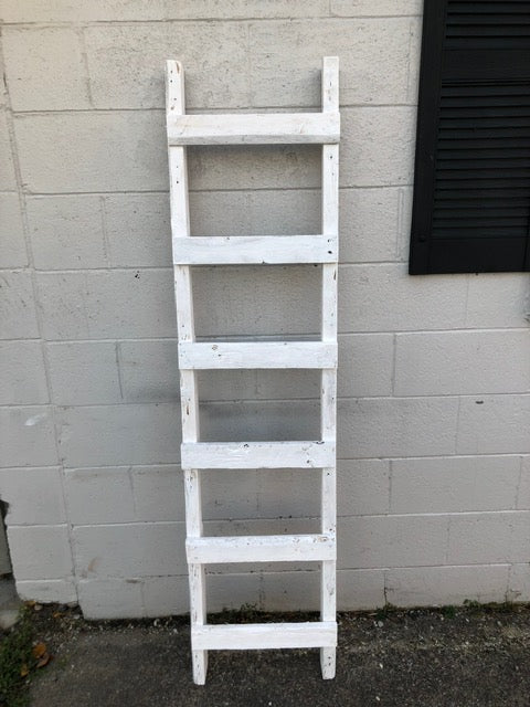 206 ($50) Ladder – 5 1/2 ft Décor